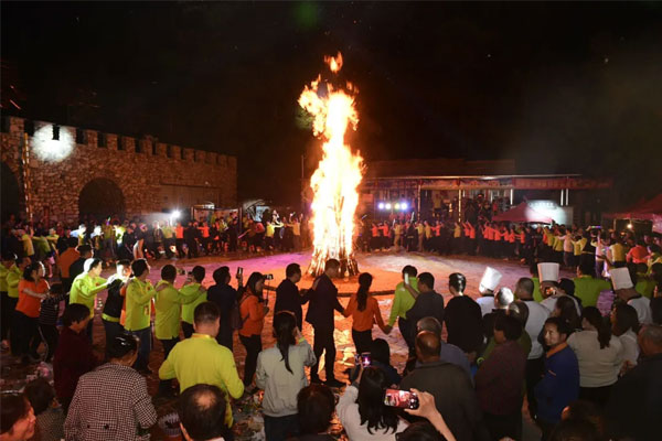 一定发集团高峰论坛篝火晚会