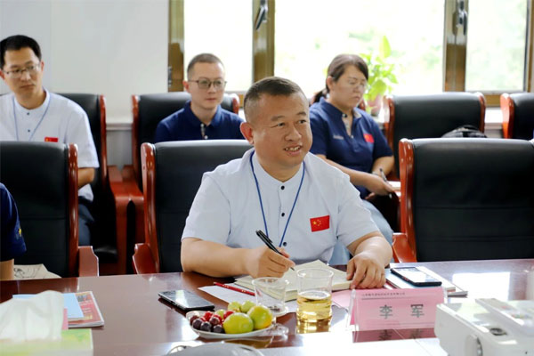 一定发中药材公司种植总经理李军主持座谈会