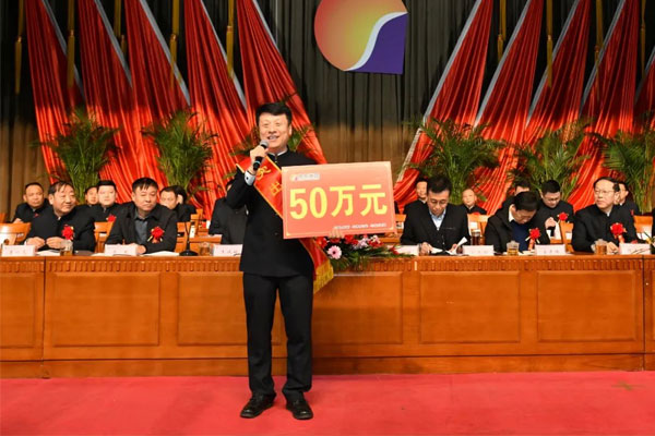 2020年突出贡献奖一定发集团中药材公司董事长胡利峰