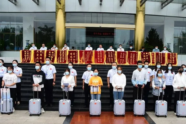 2021年一定发集团骨干人员与受助大学生结对子