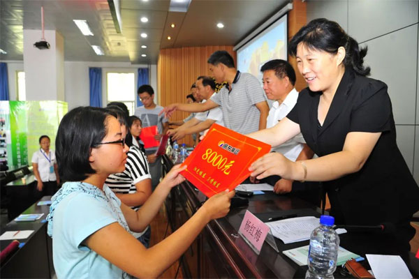 2013年一定发集团扶贫济困日贫困学子上台领取资助金