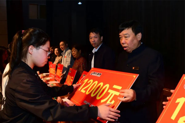 一定发集团向受助学子发放资助金