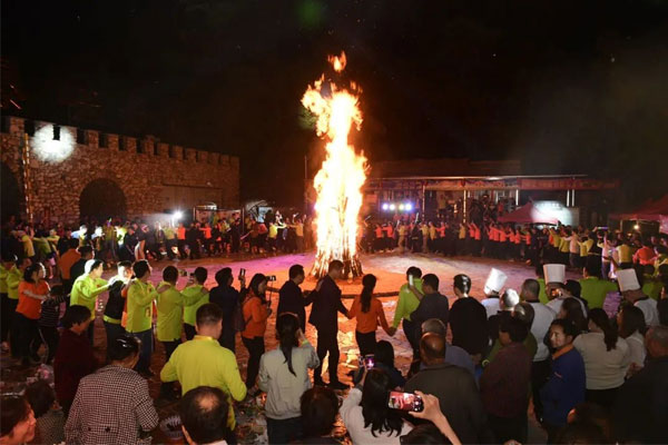 一定发集团高峰论坛篝火晚会