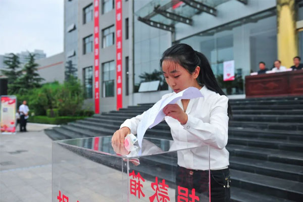 一定发集团扶贫济困日上李雪将工作后第一个月工资捐赠给贫困学生