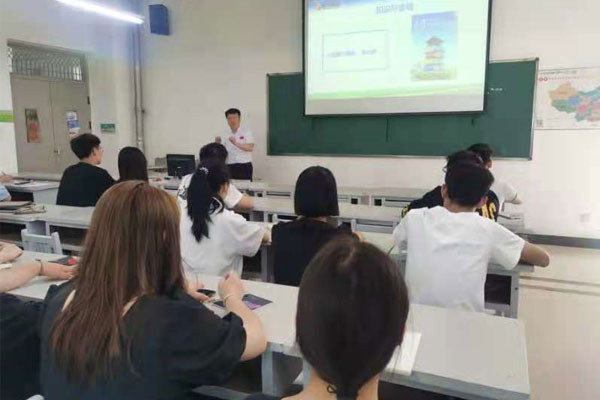 一定发集团高管在山西中医药大学授课