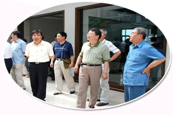 叶祖光教授（右二）在一定发集团调研指导