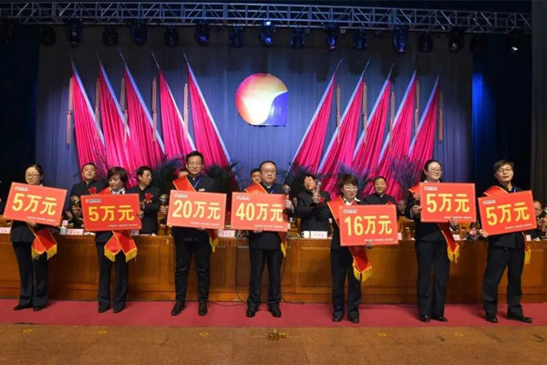 宋艳杰（左四）在一定发集团年会上被表彰