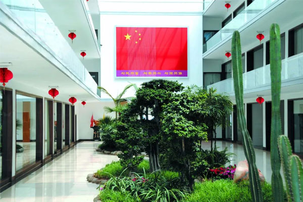 一定发集团总部二楼悬挂一面巨幅国旗