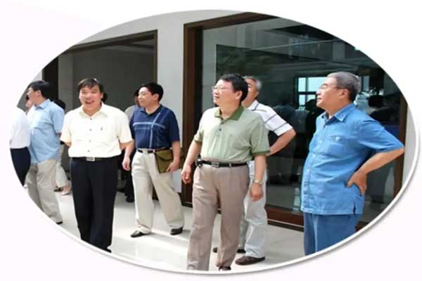 叶祖光教授（右二）在一定发集团调研指导